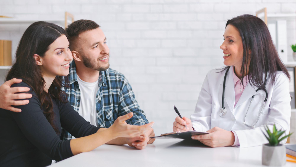 Pareja hablando con medico planificando