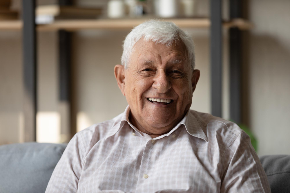 Adulto mayor sonriendo
