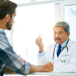 Gráfico médico educativo sobre la prevención y el examen de salud prostática.