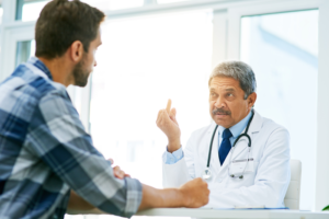Gráfico médico educativo sobre la prevención y el examen de salud prostática.